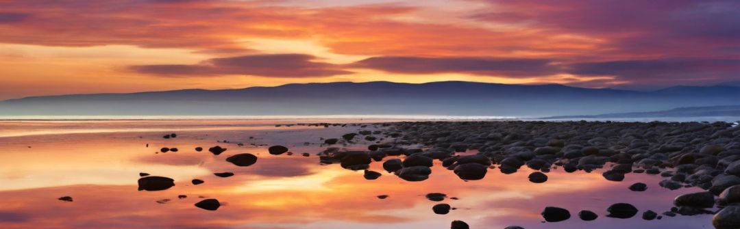 Pôr do sol à beira mar: imagem de relaxamento e tranquilidade